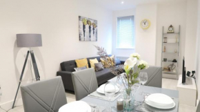 Large Contractor Apartment - Bedford Town Centre by Comfy Workers